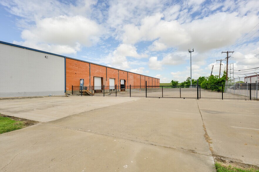 More Photos Of 909 Regal Row, Dallas Warehouse For Lease