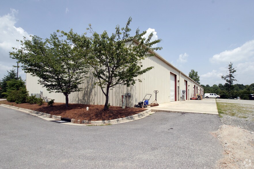 More Photos Of 111-121 Thomas Mill Rd, Holly Springs Flex For Lease