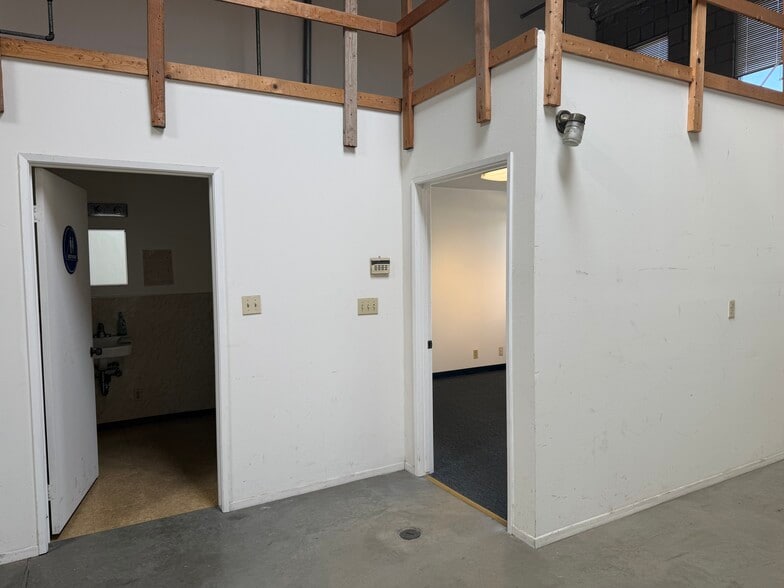 More Photos Of 11860 Goldring Rd, Arcadia Warehouse For Lease