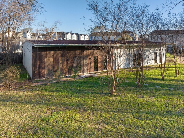 More Photos Of 909 Fisher St, Houston Warehouse For Sale