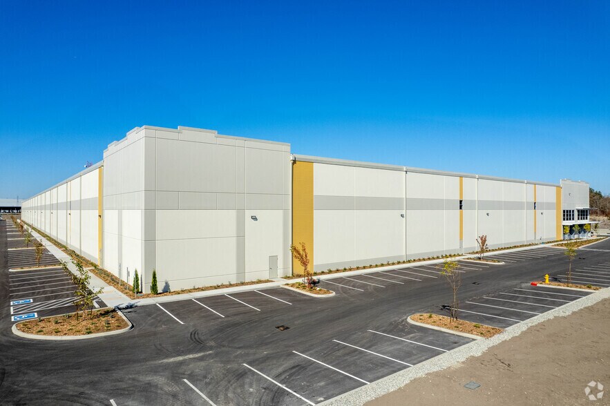 More Photos Of 19804 Canyon Rd, Tacoma Distribution For Lease