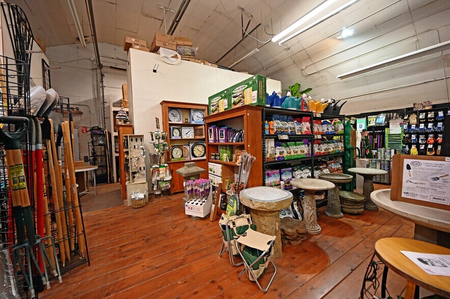 More Photos Of N47W30815 Hill St, Hartland Garden Center For Sale