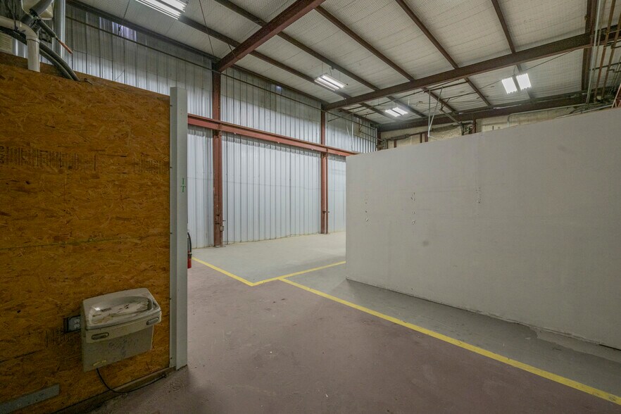 More Photos Of 2833 Roosevelt Ave, San Antonio Warehouse For Sale
