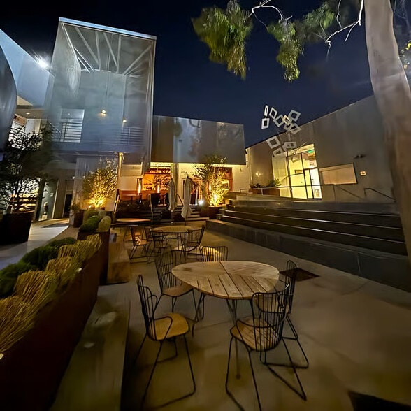 More Photos Of 2415-2449 Main St, Santa Monica Restaurant For Lease