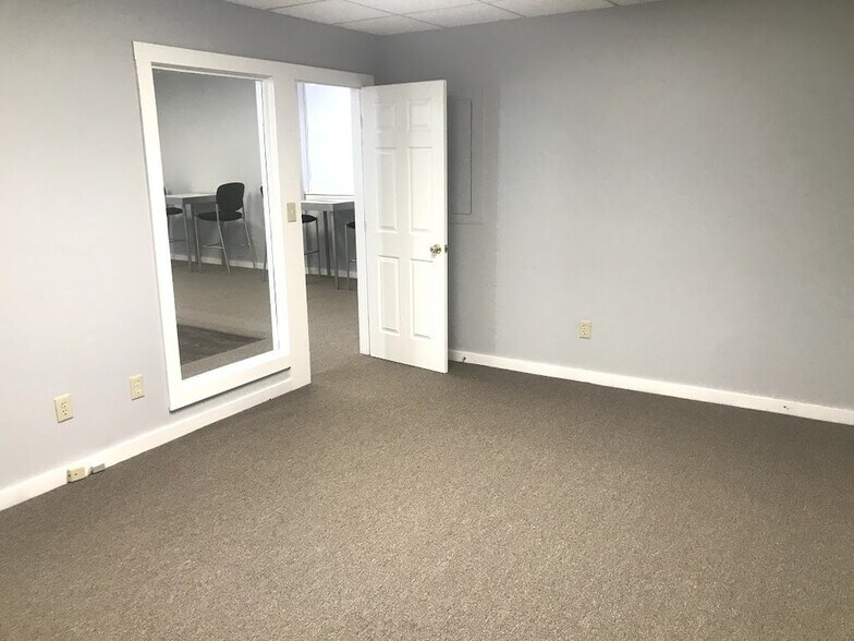 More Photos Of 1000 Ohio Pike, Cincinnati Office For Lease