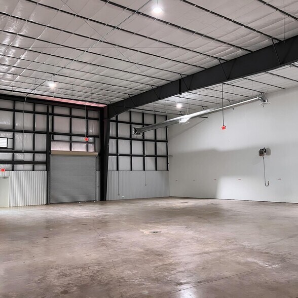More Photos Of 9228 Kingsville St, Houston Warehouse For Lease