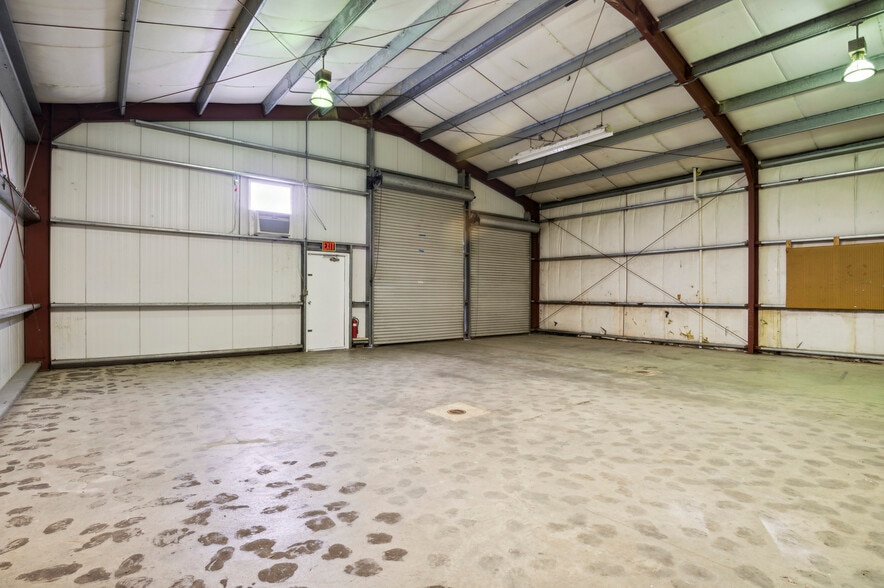 More Photos Of 9 James Ct, Wilmington Warehouse For Lease