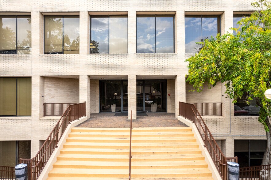 More Photos Of 701 N Post Oak Rd, Houston Office For Sale