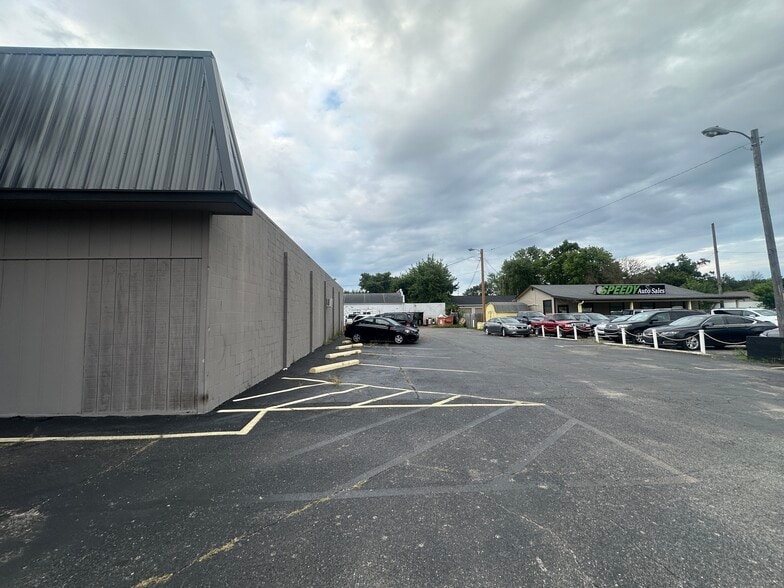 More Photos Of 5501 S Madison Ave, Indianapolis Freestanding For Lease