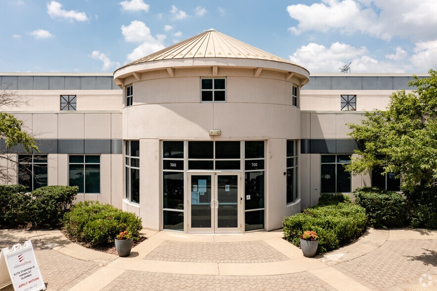 More Photos Of 700 N Commerce St, Aurora Manufacturing For Sale