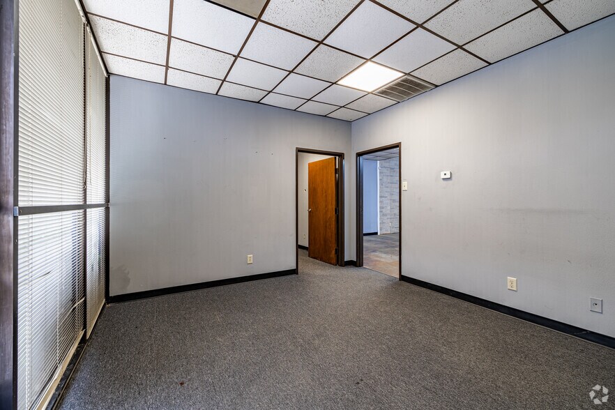More Photos Of 325 Gold St, Garland Warehouse For Lease