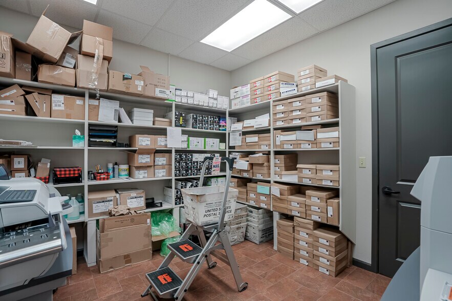 More Photos Of 3207 Lakeside Vlg, Prescott Office For Sale