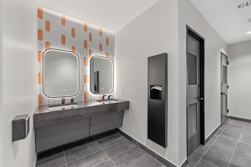 More Photos Of 10000 N Central Expy, Dallas Office Residential For Lease