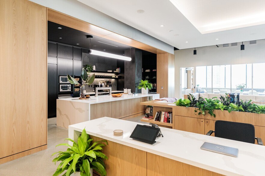 More Photos Of 448 N LaSalle Dr, Chicago Office For Lease