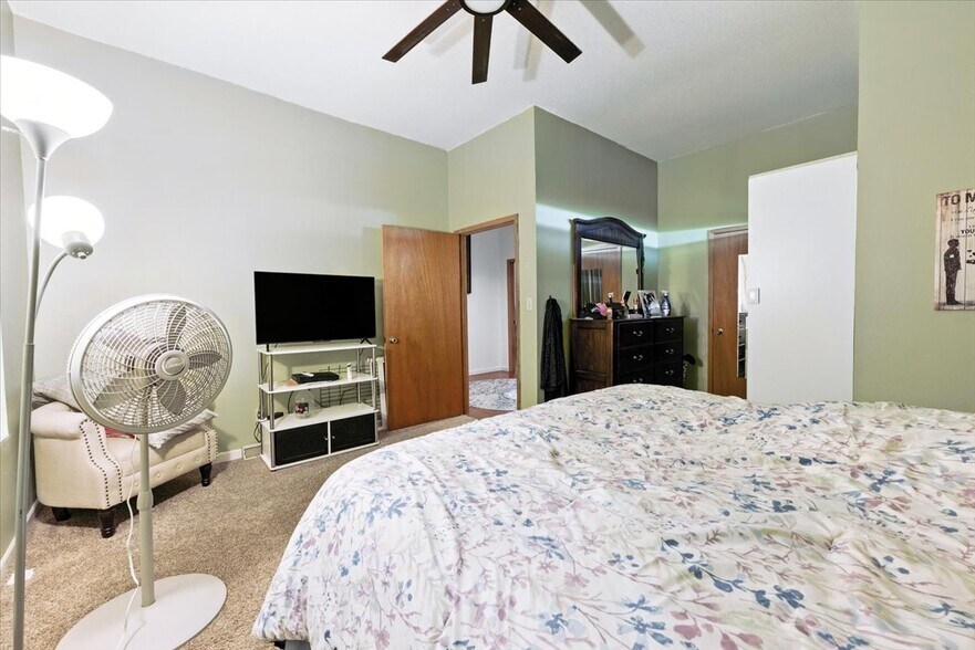 More Photos Of 501-503 Iowa Ave, Essex Storefront Retail Residential For Sale