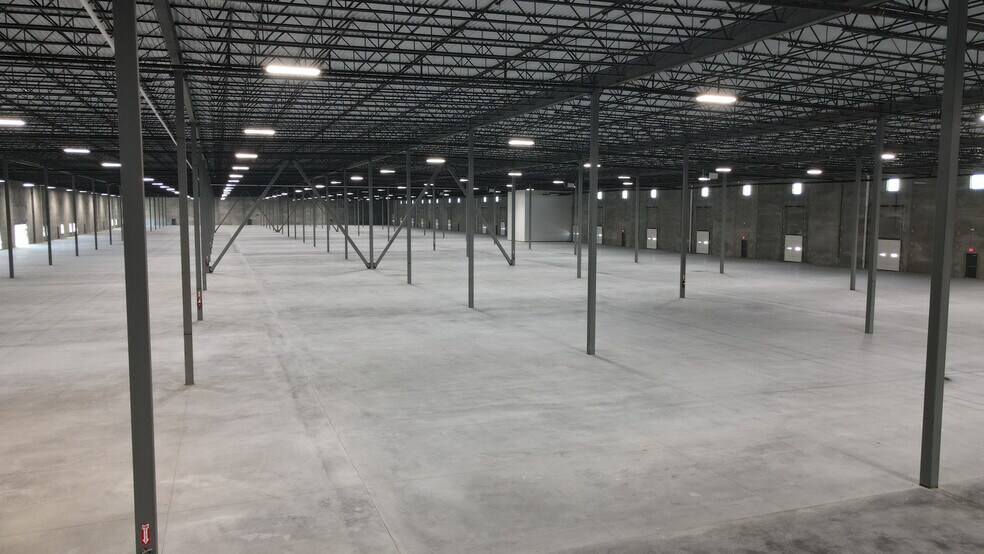More Photos Of 555 9th St NE, Altoona Distribution For Lease