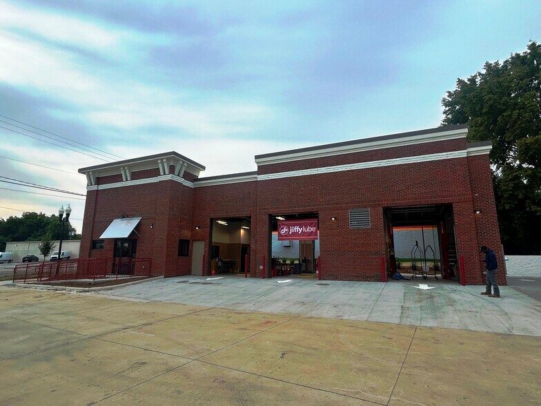 Primary Photo Of 207 N Polk St, Pineville Auto Repair For Sale