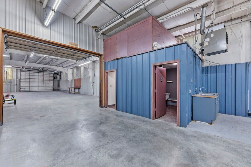 More Photos Of 403 Maple St, Overbrook Warehouse For Sale