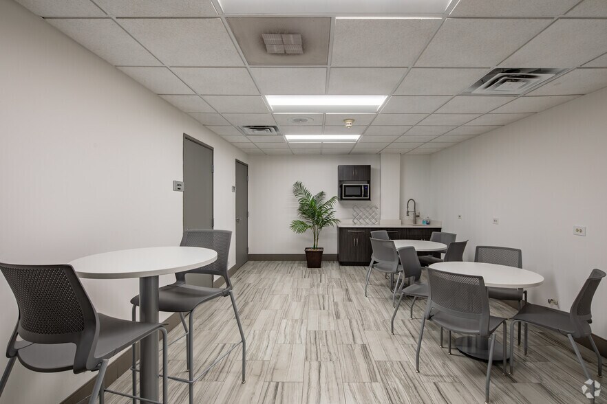 More Photos Of 2775 Algonquin Rd, Rolling Meadows Office Residential For Lease