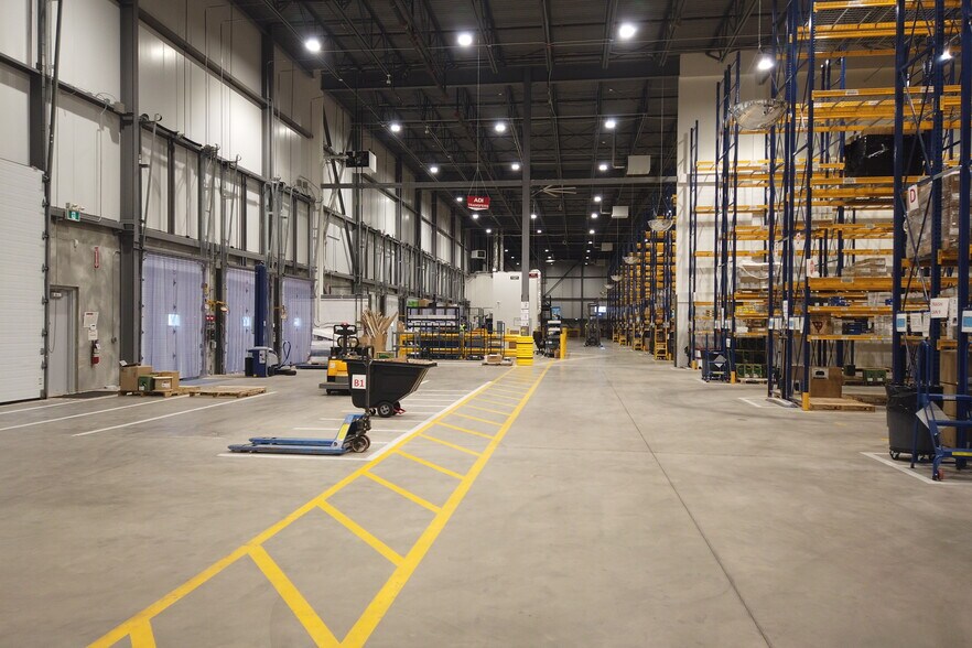 More Photos Of 1245 De L'aviation Av, Dieppe Manufacturing For Lease