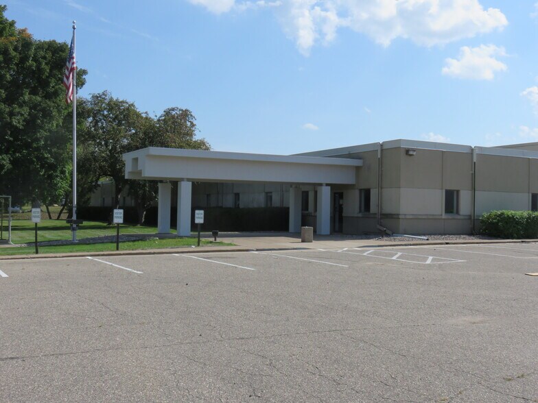 More Photos Of 800 E 10th St E, Hastings Manufacturing For Lease