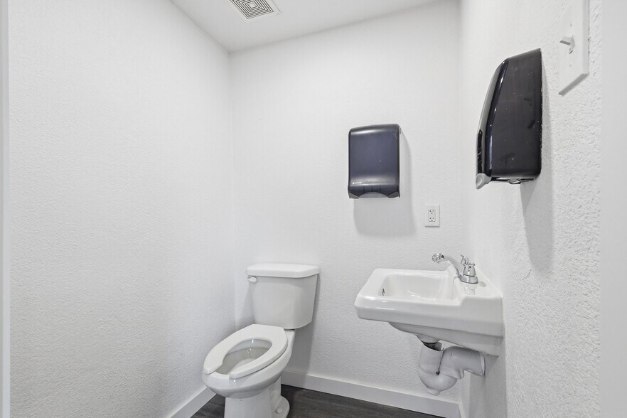 More Photos Of 516 N Locust St, Denton Daycare Center For Lease