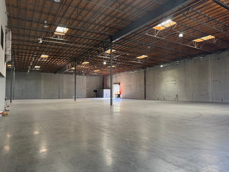 More Photos Of 20758 Centre Pointe Pky, Santa Clarita Warehouse For Lease