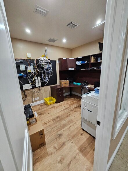 More Photos Of 8111-8119 NW 33rd St, Miami Warehouse For Sale