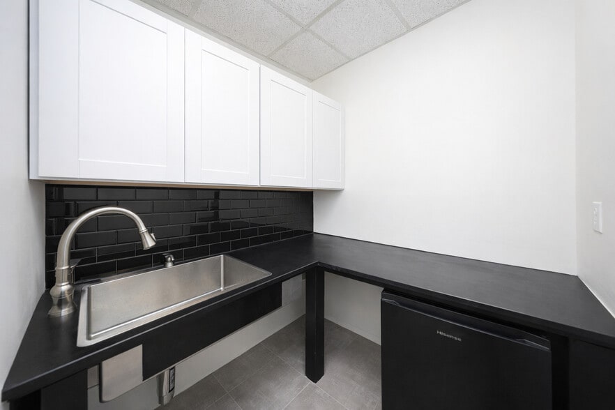 More Photos Of 2940 Richmond Ter, Staten Island Loft Creative Space For Sale