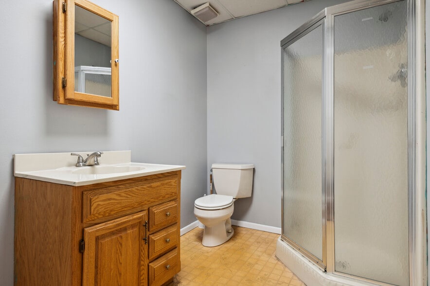 More Photos Of 9 James Ct, Wilmington Warehouse For Lease