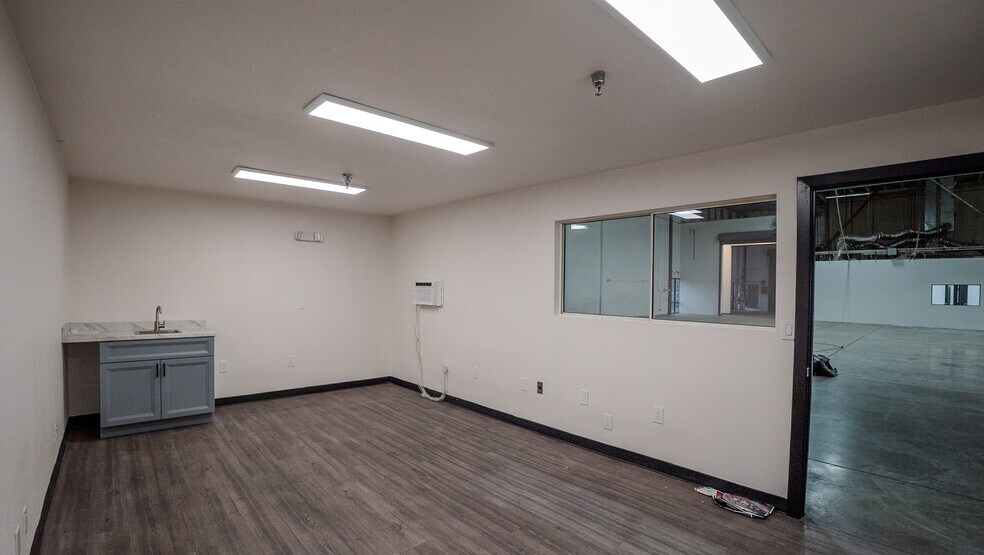 More Photos Of 530 E Pamalyn Ave, Las Vegas Unknown For Lease