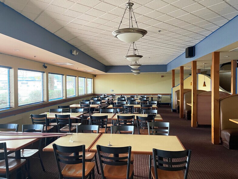 More Photos Of 950 Seneca Rd, Eugene Restaurant For Lease