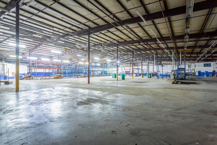 More Photos Of 302 W Cherokee St, LaFayette Warehouse For Lease