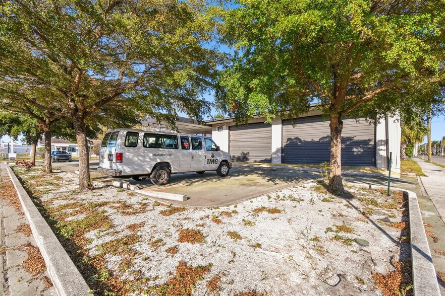 More Photos Of 2011 9th St, Bradenton Freestanding For Sale