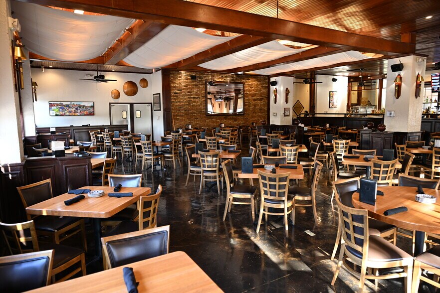 More Photos Of 4546 Belt Line Rd, Addison Restaurant For Lease