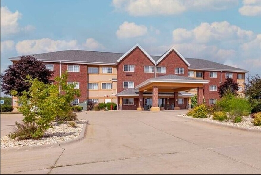 Primary Photo Of 1275 Associates Dr, Dubuque Hotel For Sale