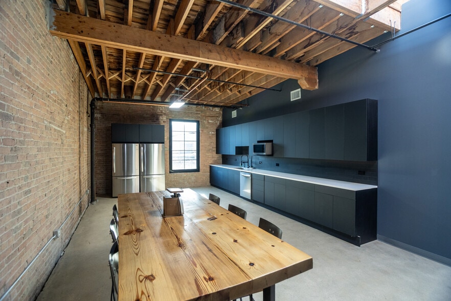 More Photos Of 2145 W Grand Ave, Chicago Showroom For Lease