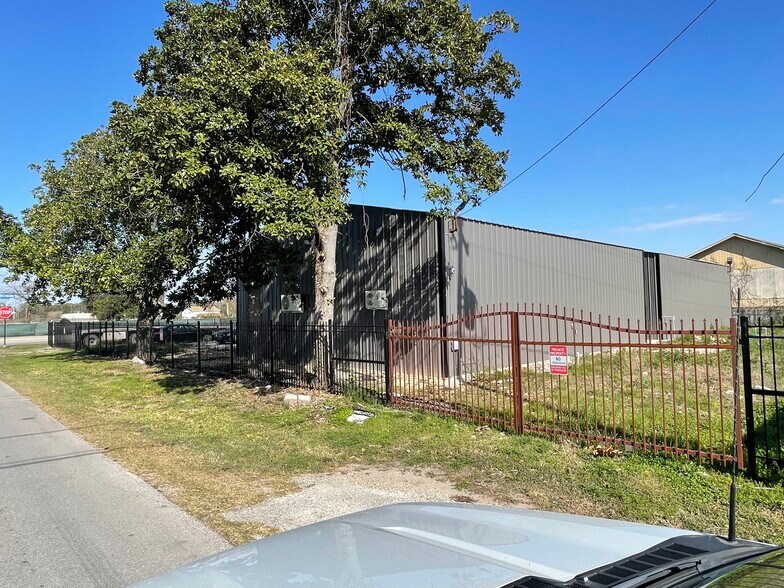 More Photos Of 2102 Aldine Bender Rd, Houston Industrial For Sale