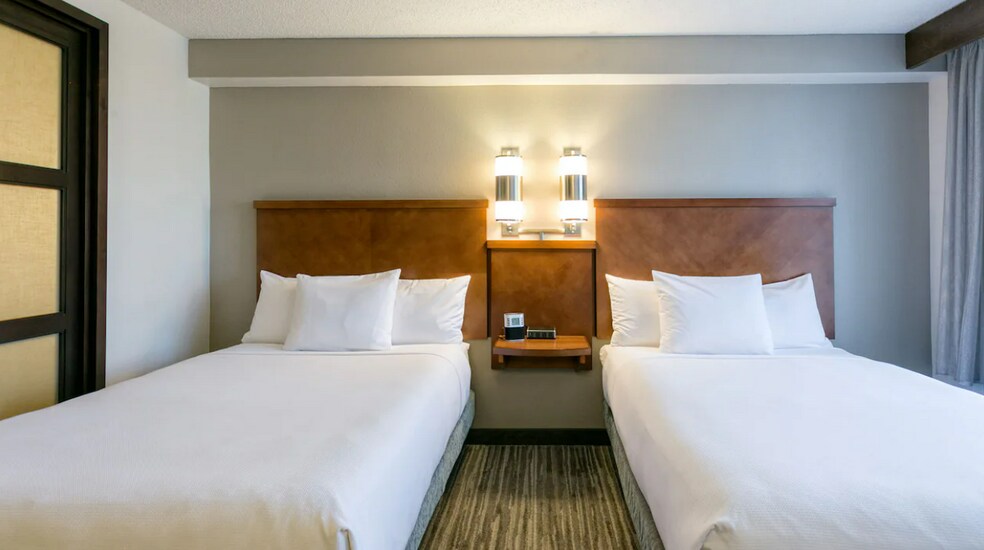 More Photos Of 650 Bakers Bridge Ave, Franklin Hotel For Sale