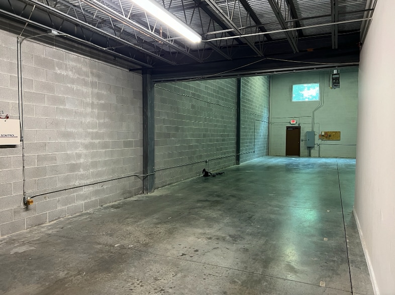 More Photos Of 5292 Oakdale Rd SE, Smyrna Showroom For Lease