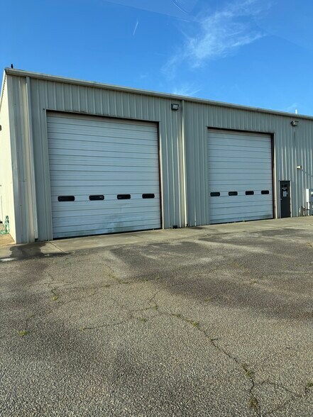 More Photos Of 100 Industrial Park Rd, Forsyth Warehouse For Lease