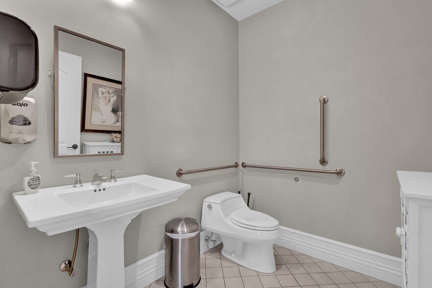 More Photos Of 907 Main St, Port Jefferson Office For Lease