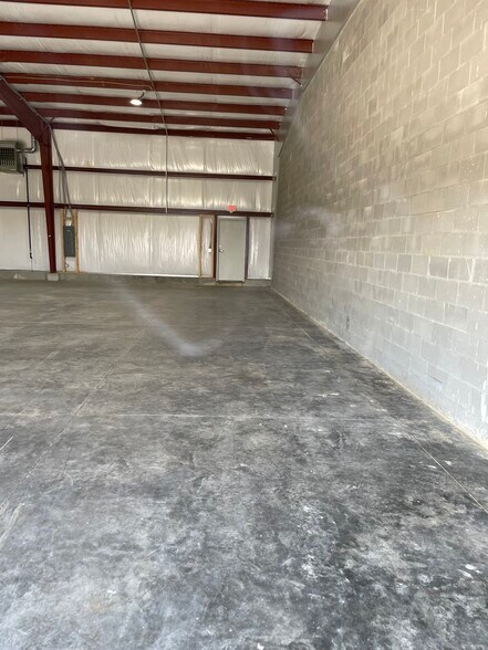 More Photos Of 3038 Elizabeth St, Nicholasville Light Distribution For Lease