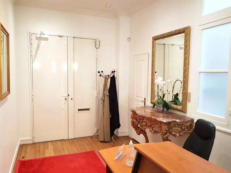 More Photos Of 90 Rue D'Amsterdam, Paris Office For Sale