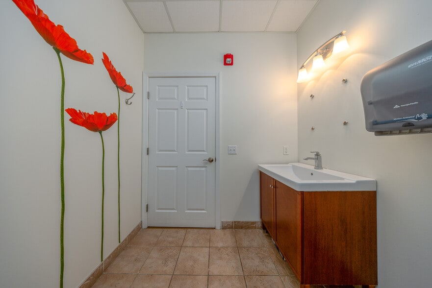 More Photos Of 516 NY-303, Orangeburg Medical For Lease