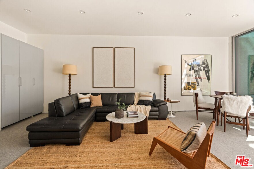 More Photos Of 1076 Palms Blvd, Venice Apartments For Sale