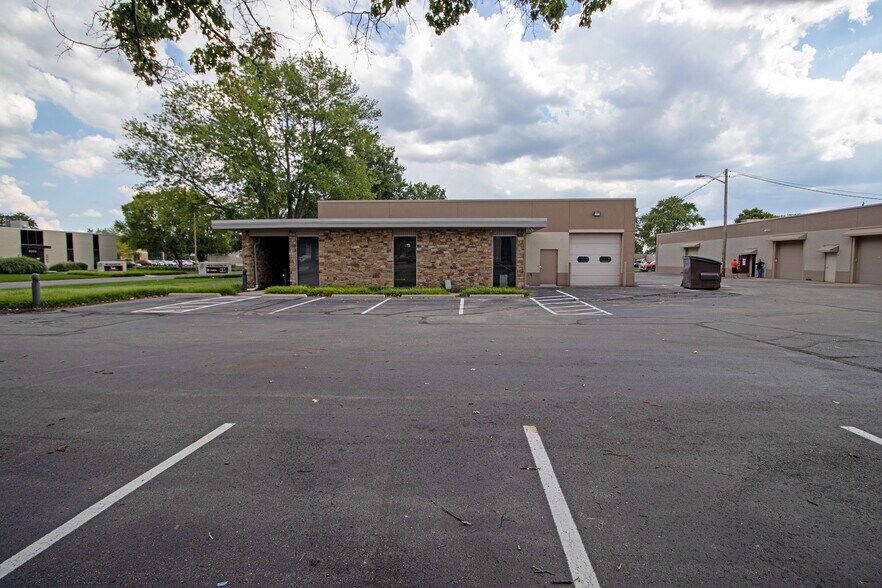 More Photos Of 8004-8008 Castleway Dr, Indianapolis Flex For Lease