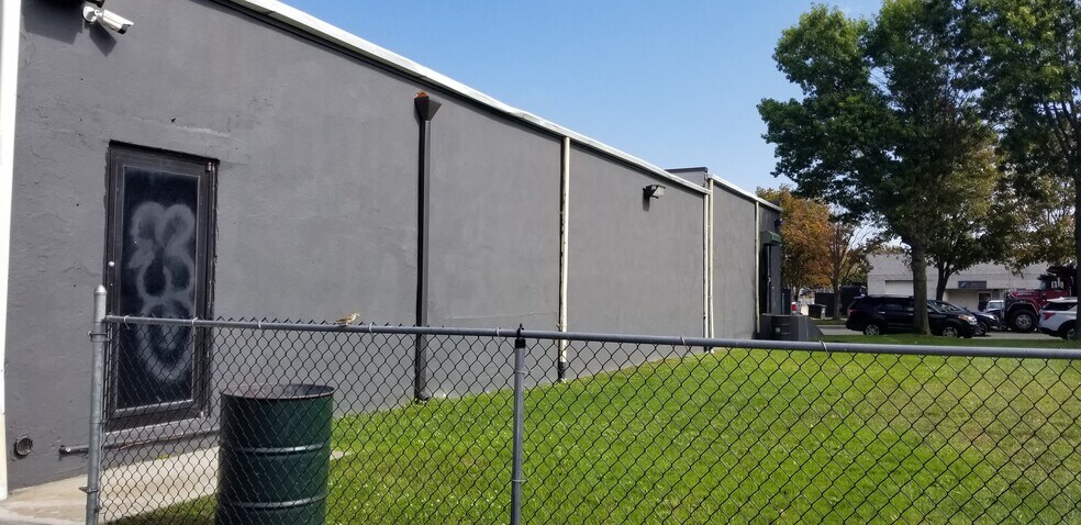 More Photos Of 630 Pine Aire Dr, Bay Shore Freestanding For Lease