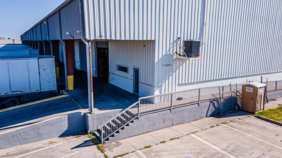 More Photos Of 13806 N Unitec Dr, Laredo Warehouse For Lease