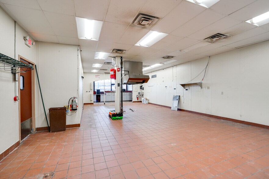 More Photos Of 112 W Maple Ave, Beaver Dam Freestanding For Lease